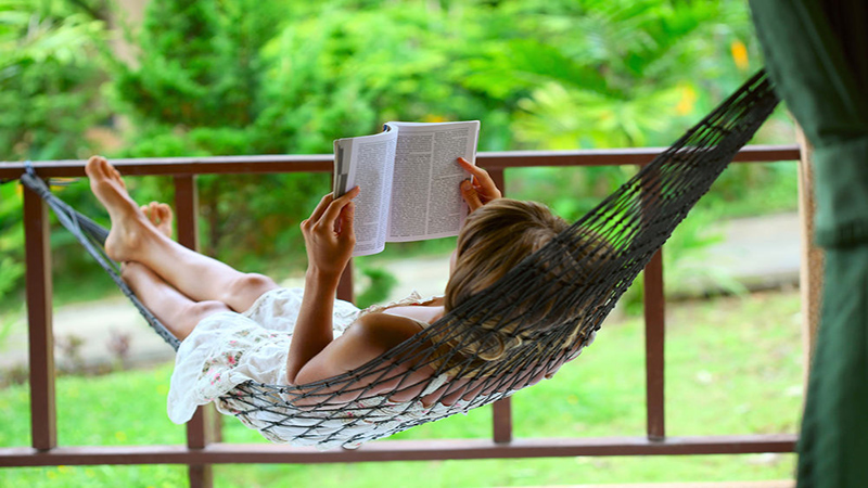 Đọc sách là cách thư giãn hiệu quả thay cho các trang mạng xã hội